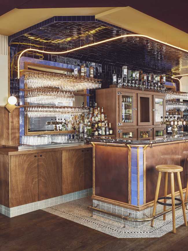 ArieOp de Hoek, un lugar que puede convertirse rápidamente en un segundo hogar, acogedor y... que quita la sed, en la mejor tradición de los cafés marrones holandeses