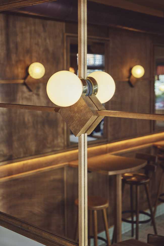 ArieOp de Hoek, un lugar que puede convertirse rápidamente en un segundo hogar, acogedor y... que quita la sed, en la mejor tradición de los cafés marrones holandeses