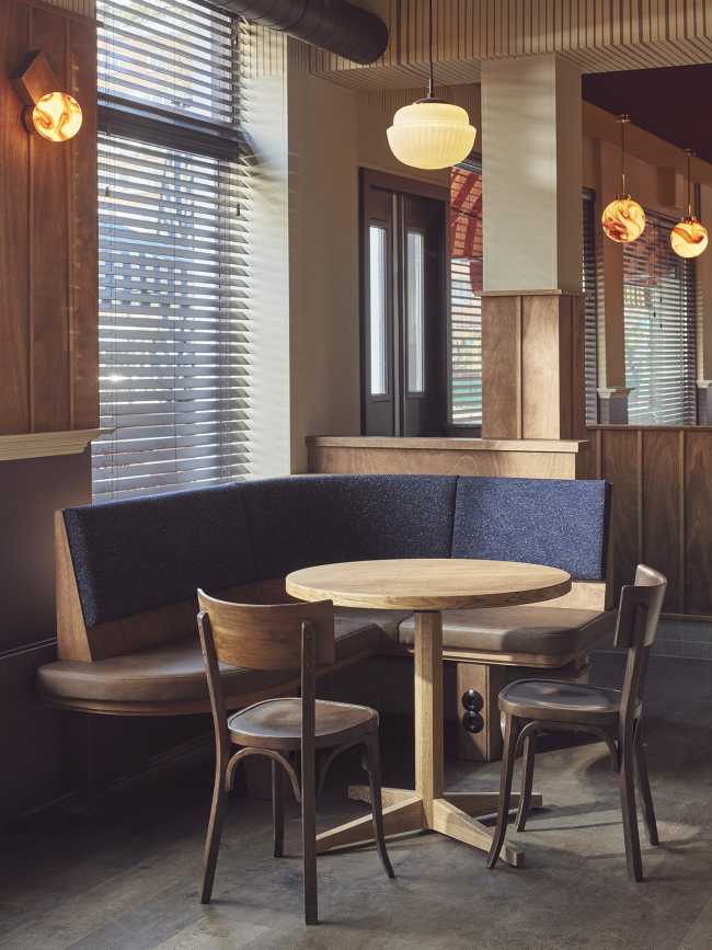 ArieOp de Hoek, un lugar que puede convertirse rápidamente en un segundo hogar, acogedor y... que quita la sed, en la mejor tradición de los cafés marrones holandeses