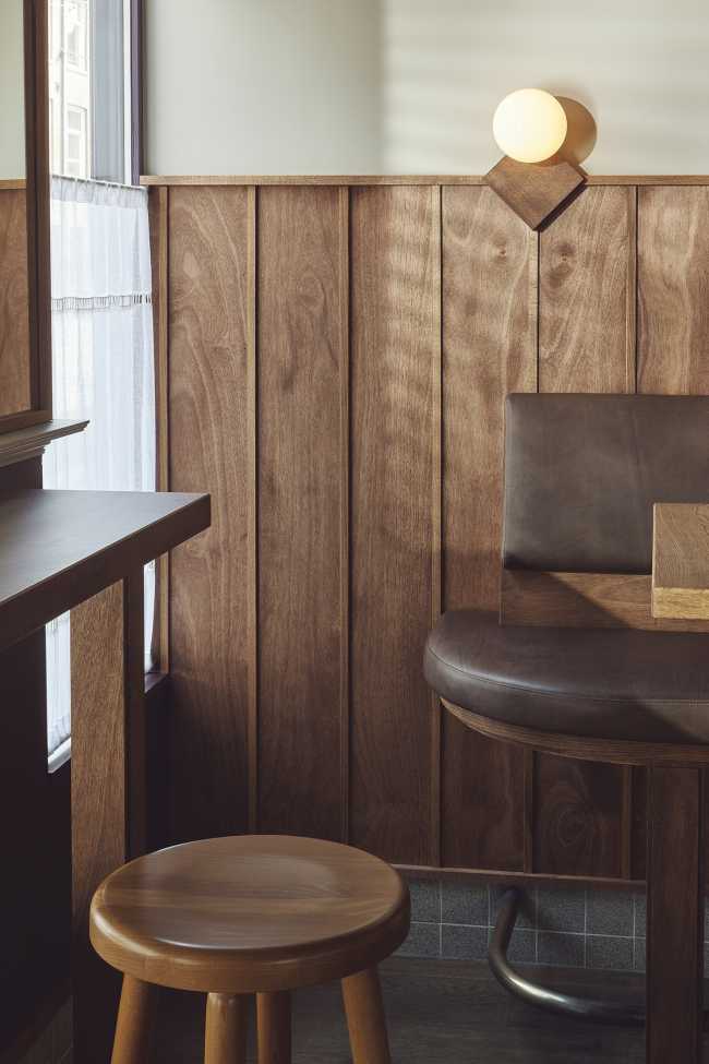 ArieOp de Hoek, un lugar que puede convertirse rápidamente en un segundo hogar, acogedor y... que quita la sed, en la mejor tradición de los cafés marrones holandeses