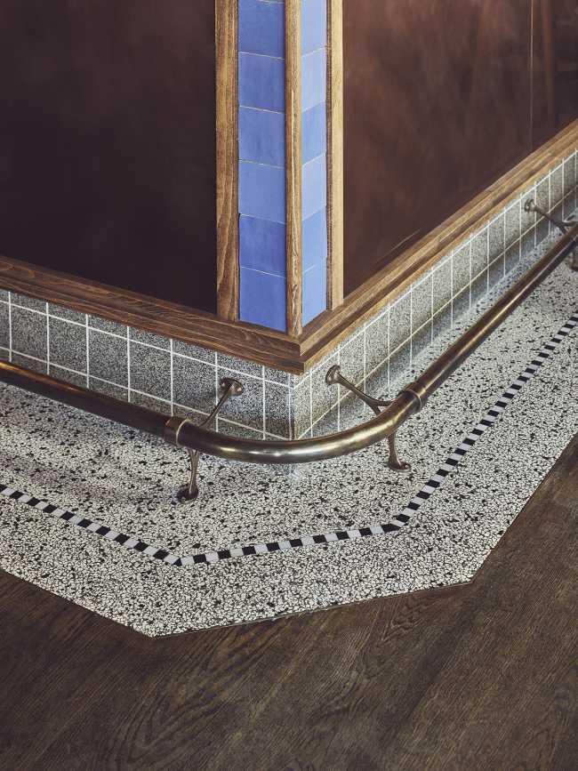 ArieOp de Hoek, un lugar que puede convertirse rápidamente en un segundo hogar, acogedor y... que quita la sed, en la mejor tradición de los cafés marrones holandeses