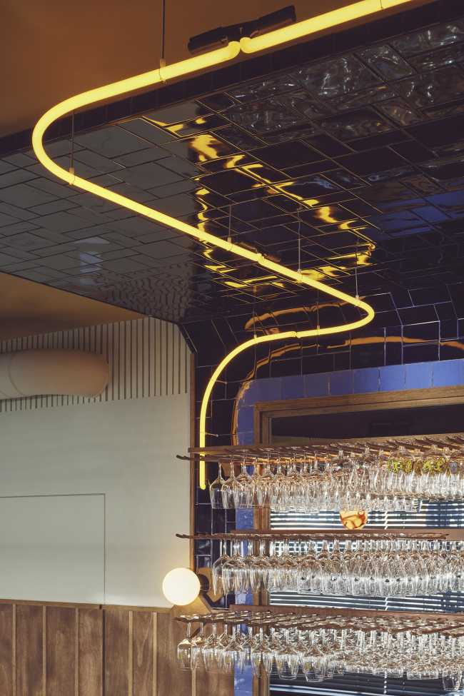 ArieOp de Hoek, un lugar que puede convertirse rápidamente en un segundo hogar, acogedor y... que quita la sed, en la mejor tradición de los cafés marrones holandeses