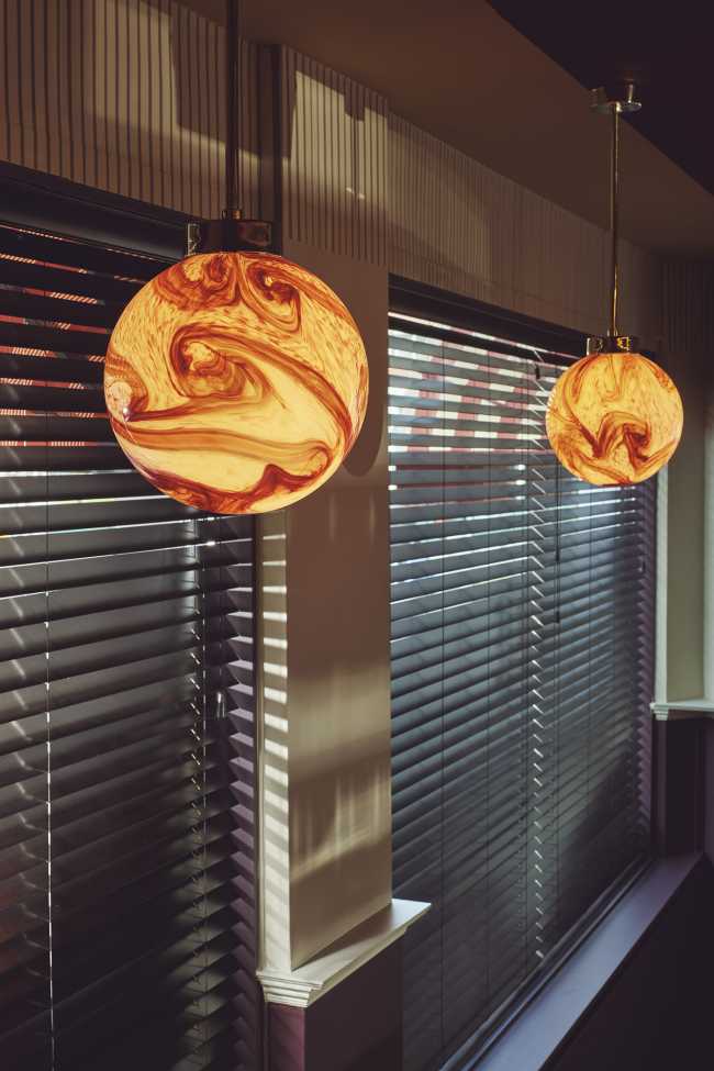 ArieOp de Hoek, un lugar que puede convertirse rápidamente en un segundo hogar, acogedor y... que quita la sed, en la mejor tradición de los cafés marrones holandeses