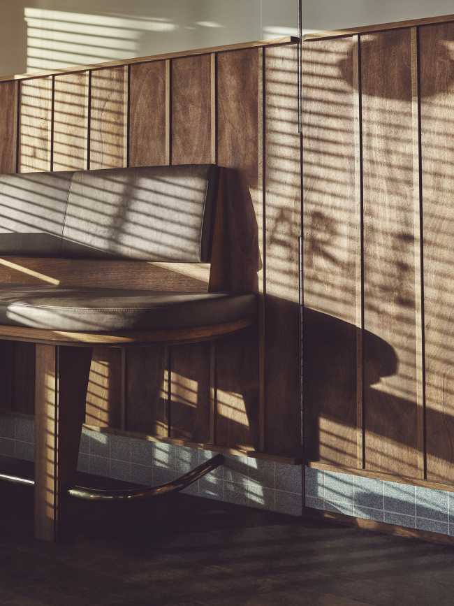 ArieOp de Hoek, un lugar que puede convertirse rápidamente en un segundo hogar, acogedor y... que quita la sed, en la mejor tradición de los cafés marrones holandeses