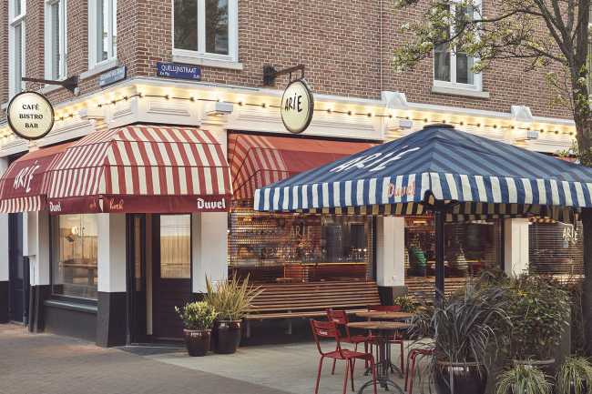 ArieOp de Hoek, un lugar que puede convertirse rápidamente en un segundo hogar, acogedor y... que quita la sed, en la mejor tradición de los cafés marrones holandeses