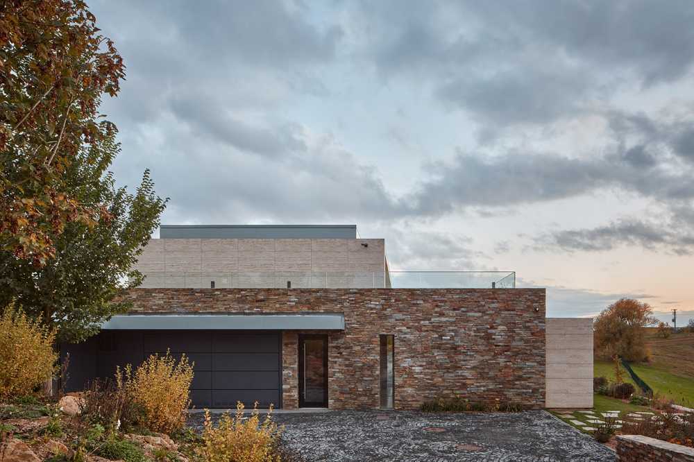 La piedra envuelve una villa construida en una ladera del paraíso bohemio