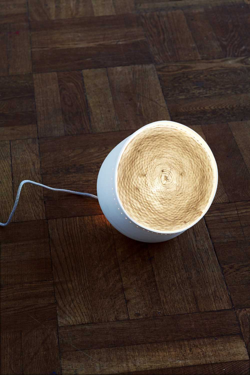Design puro con tocchi di materialità intensa: la lampada Colum e gli intrecci di lana grezza