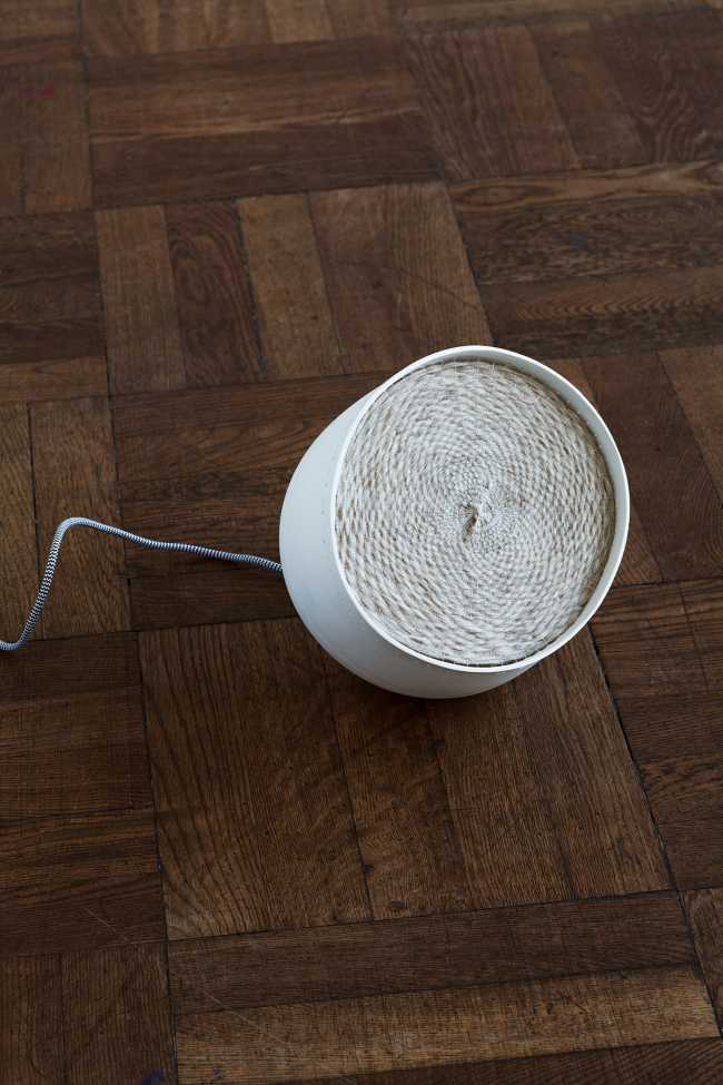 Pure design with touches of intense materials: the Colum lamp and its raw wool weaves