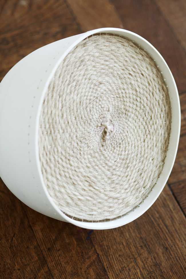 Pure design with touches of intense materials: the Colum lamp and its raw wool weaves