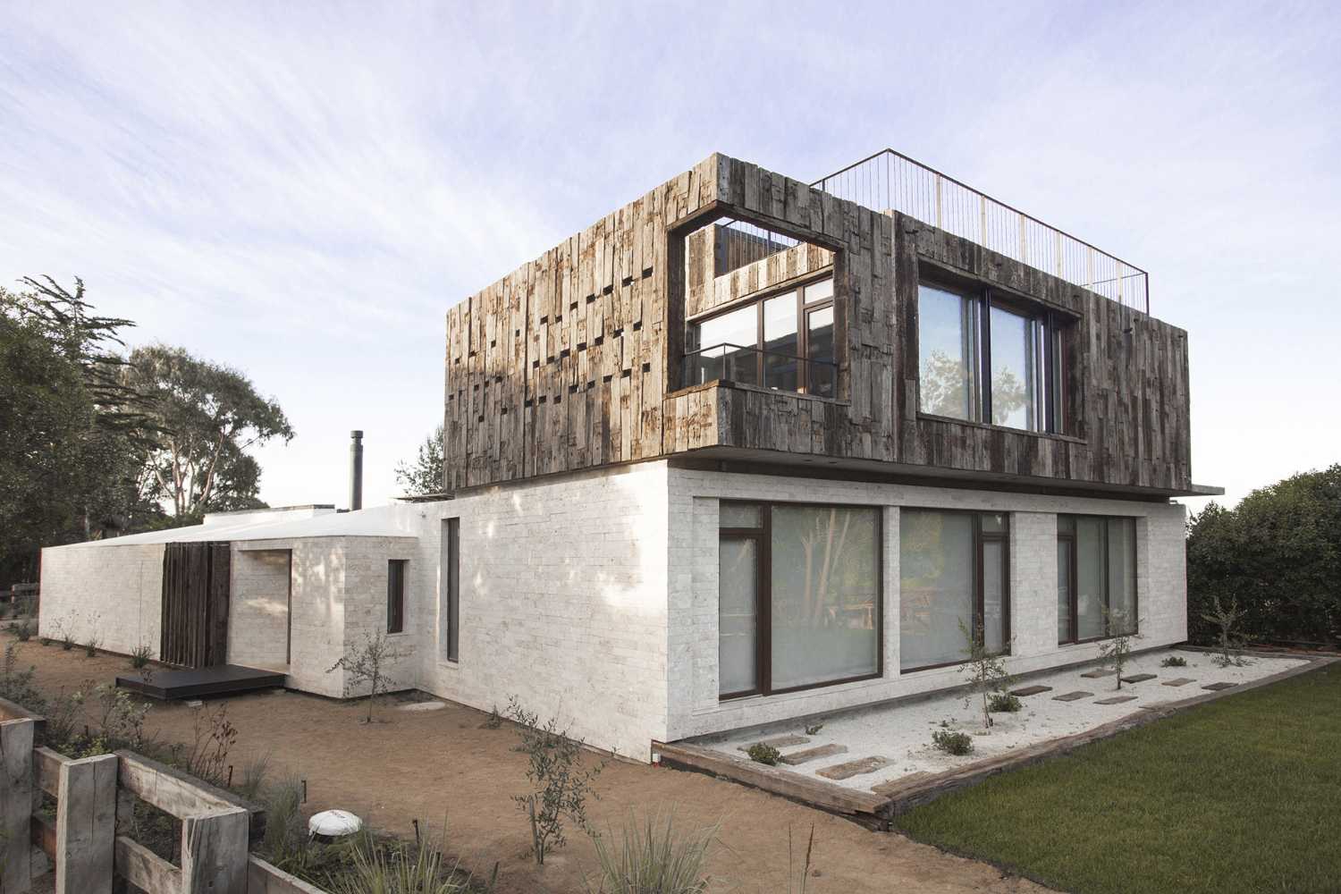 Machagua, a country house with overlapping structures overlooking the sea