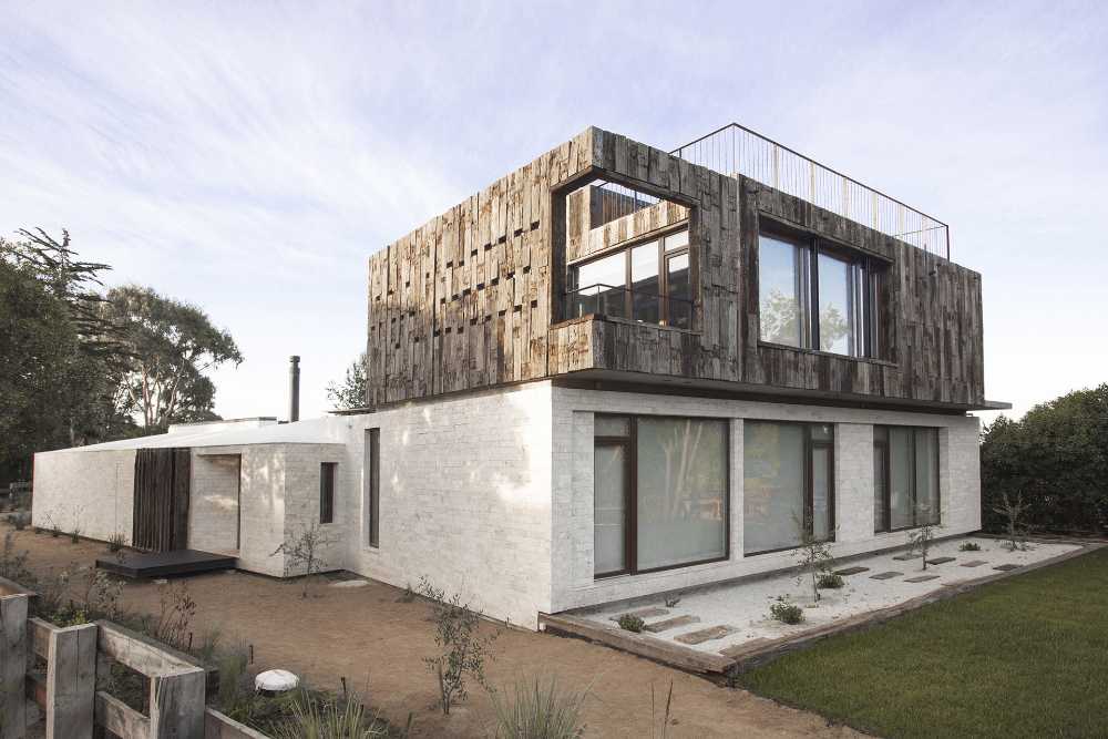 Machagua, a country house with overlapping structures overlooking the sea