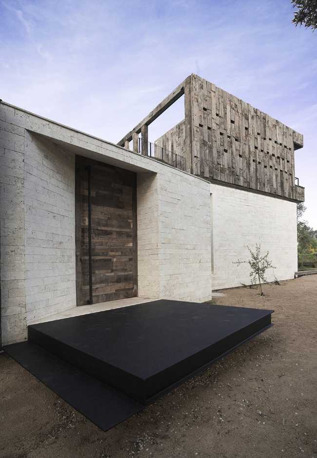 Machagua, a country house with overlapping structures overlooking the sea