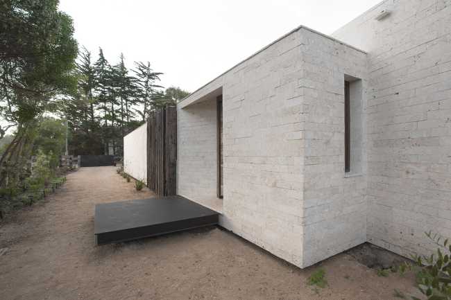 Machagua, a country house with overlapping structures overlooking the sea
