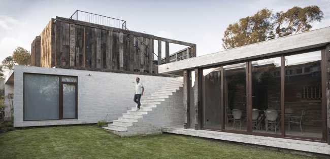 Machagua, a country house with overlapping structures overlooking the sea