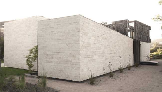 Machagua, a country house with overlapping structures overlooking the sea