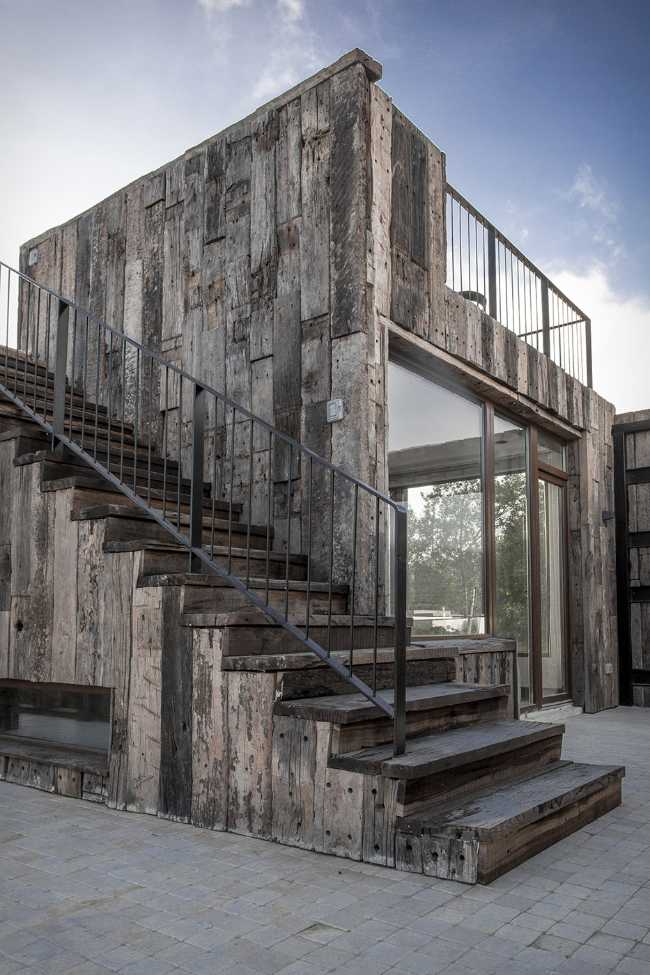 Machagua, a country house with overlapping structures overlooking the sea