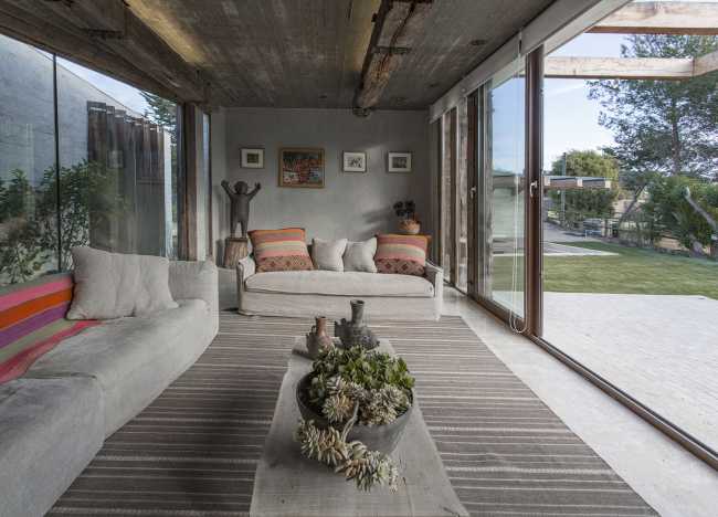 Machagua, a country house with overlapping structures overlooking the sea