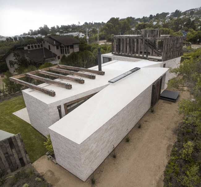 Machagua, a country house with overlapping structures overlooking the sea