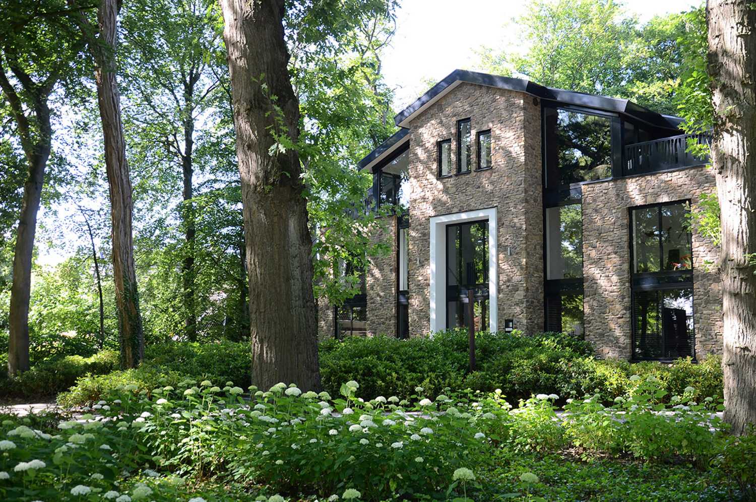 Chalet Loolaan in ecological stone, a rural architecture in a contemporary key nestled among the Dutch castles