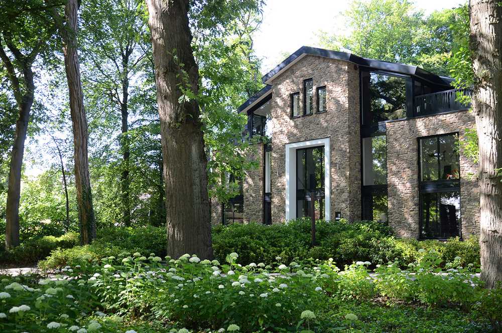 Chalet Loolaan in pietra ecologica, un’architettura rurale in chiave contemporanea adagiata tra i castelli olandesi