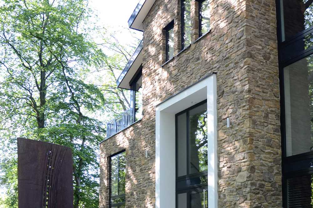 Chalet Loolaan in pietra ecologica, un’architettura rurale in chiave contemporanea adagiata tra i castelli olandesi