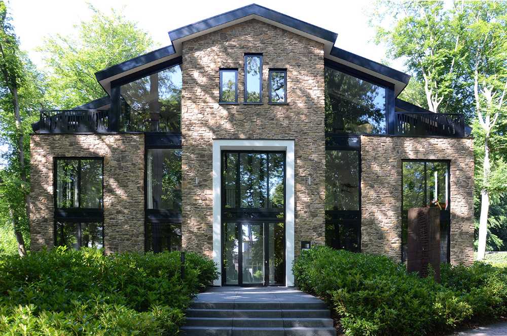 Chalet Loolaan in pietra ecologica, un’architettura rurale in chiave contemporanea adagiata tra i castelli olandesi