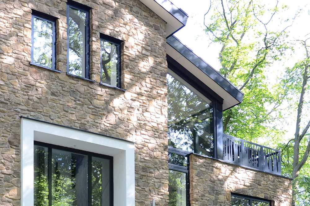Chalet Loolaan in pietra ecologica, un’architettura rurale in chiave contemporanea adagiata tra i castelli olandesi