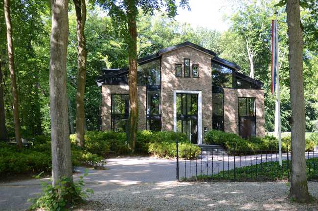 Chalet Loolaan in pietra ecologica, un’architettura rurale in chiave contemporanea adagiata tra i castelli olandesi