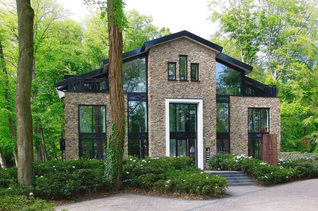 Chalet Loolaan in pietra ecologica, un’architettura rurale in chiave contemporanea adagiata tra i castelli olandesi