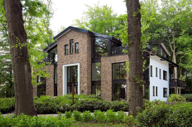 Chalet Loolaan in pietra ecologica, un’architettura rurale in chiave contemporanea adagiata tra i castelli olandesi