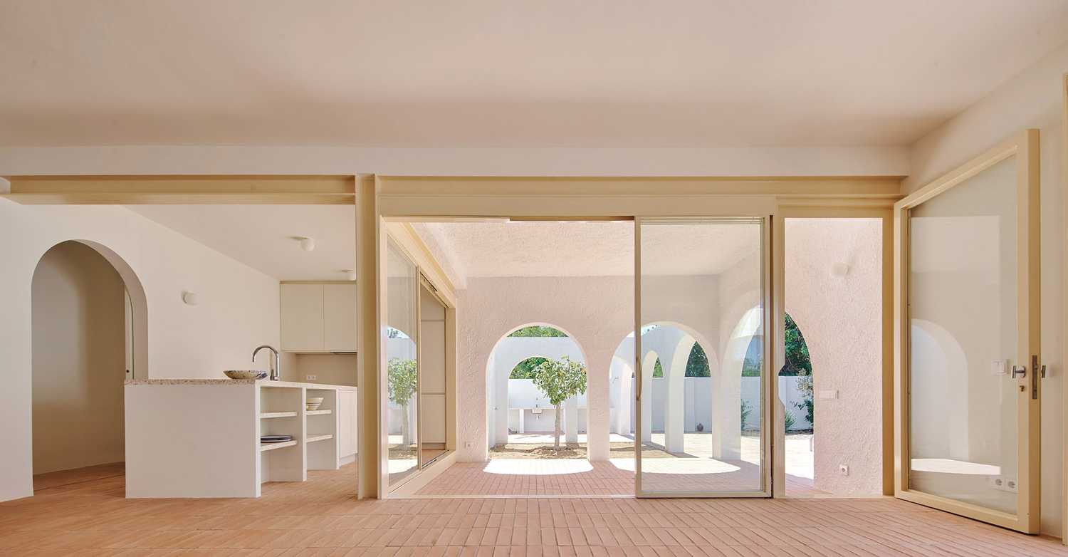 Habitat ambiguo per una “casa-cortile” in un continuum spaziale di logge, giardini e patii