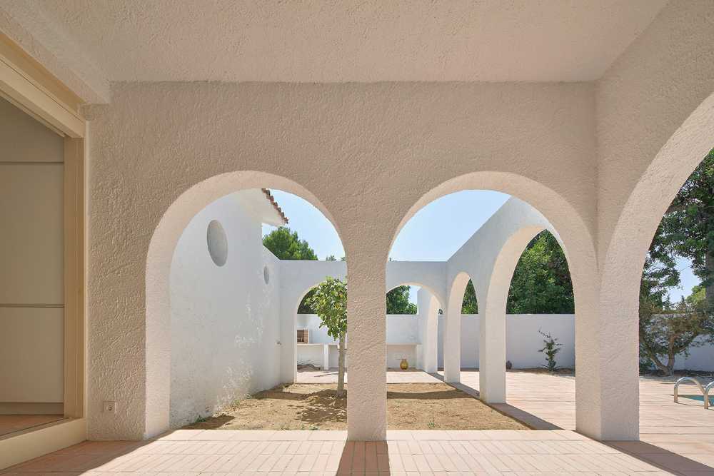 Habitat ambiguo per una “casa-cortile” in un continuum spaziale di logge, giardini e patii