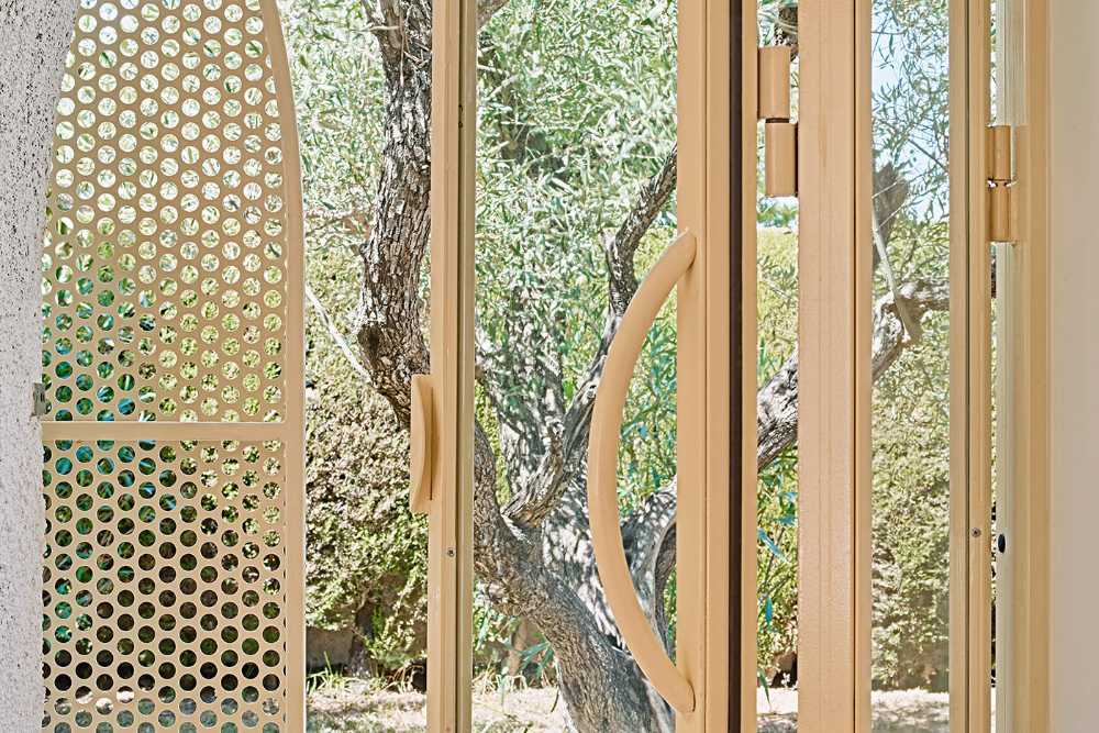 Habitat ambiguo per una “casa-cortile” in un continuum spaziale di logge, giardini e patii