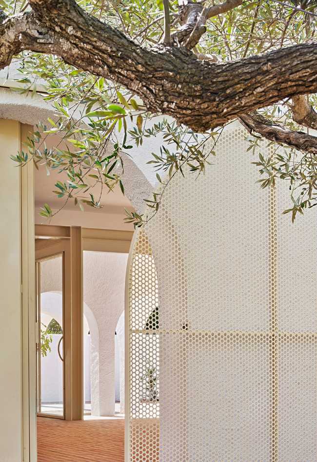 Habitat ambiguo per una “casa-cortile” in un continuum spaziale di logge, giardini e patii