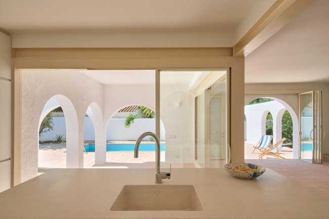 Habitat ambiguo per una “casa-cortile” in un continuum spaziale di logge, giardini e patii