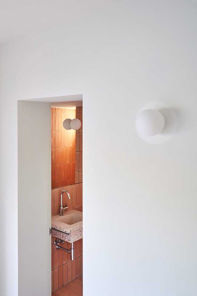 Habitat ambiguo per una “casa-cortile” in un continuum spaziale di logge, giardini e patii