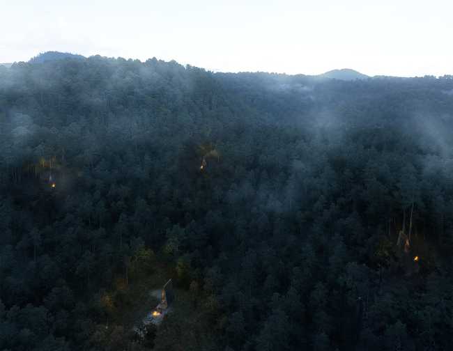 In Mexico's Valle de Bravo, a modular micro-housing project in wood and steel has been designed to offer optimised spaces with comfort and style