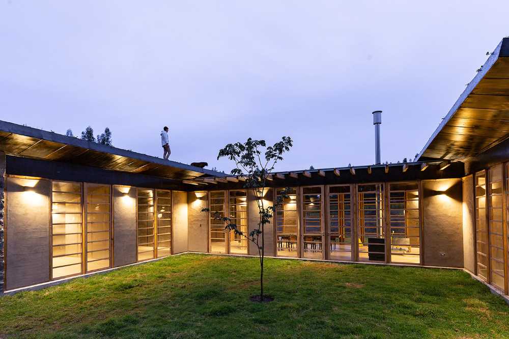 Casa Patios: an architecture made of soil and eucalyptus within and under the ecuadorian countryside