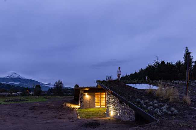 Casa Patios: arquitectura de tierra y eucalipto dentro y bajo el suelo del campo ecuatoriano