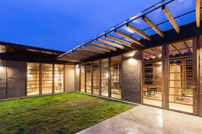 Casa Patios: arquitectura de tierra y eucalipto dentro y bajo el suelo del campo ecuatoriano