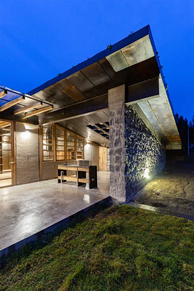 Casa Patios: arquitectura de tierra y eucalipto dentro y bajo el suelo del campo ecuatoriano