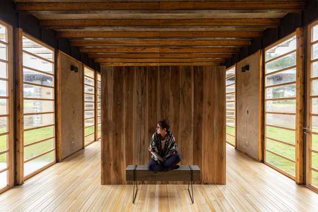 Casa Patios: arquitectura de tierra y eucalipto dentro y bajo el suelo del campo ecuatoriano