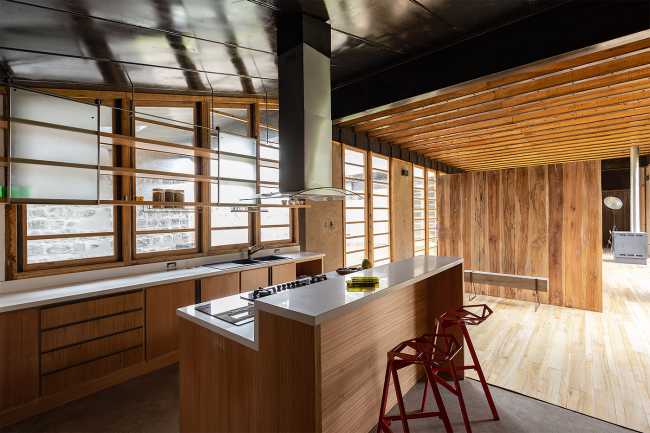 Casa Patios: arquitectura de tierra y eucalipto dentro y bajo el suelo del campo ecuatoriano