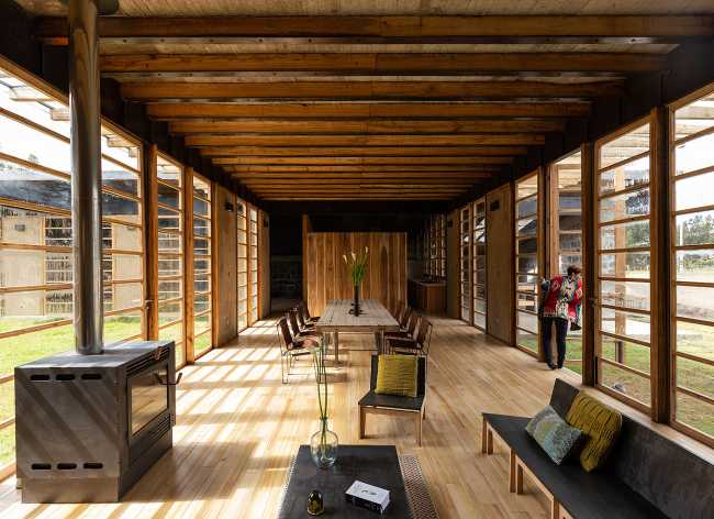 Casa Patios: arquitectura de tierra y eucalipto dentro y bajo el suelo del campo ecuatoriano