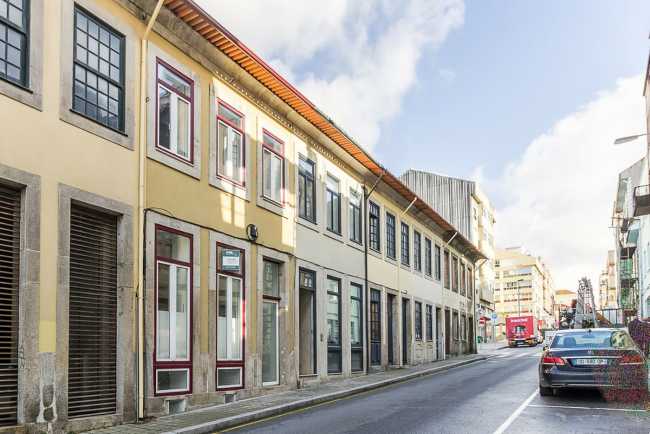 Reestructuración de una casa antigua en el centro de Oporto, el reto de la privacidad y la luz