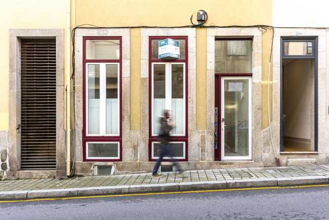 Reestructuración de una casa antigua en el centro de Oporto, el reto de la privacidad y la luz