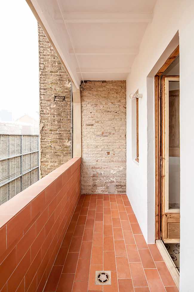 Hovering over the rooftops of Barcelona between the sunshine and the fresh air of the Casa Masnou vacant terraces