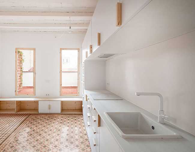 Hovering over the rooftops of Barcelona between the sunshine and the fresh air of the Casa Masnou vacant terraces