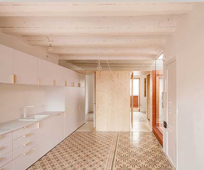 Hovering over the rooftops of Barcelona between the sunshine and the fresh air of the Casa Masnou vacant terraces