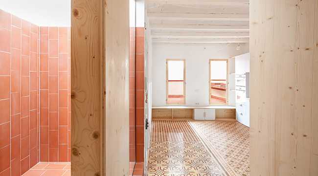 Hovering over the rooftops of Barcelona between the sunshine and the fresh air of the Casa Masnou vacant terraces